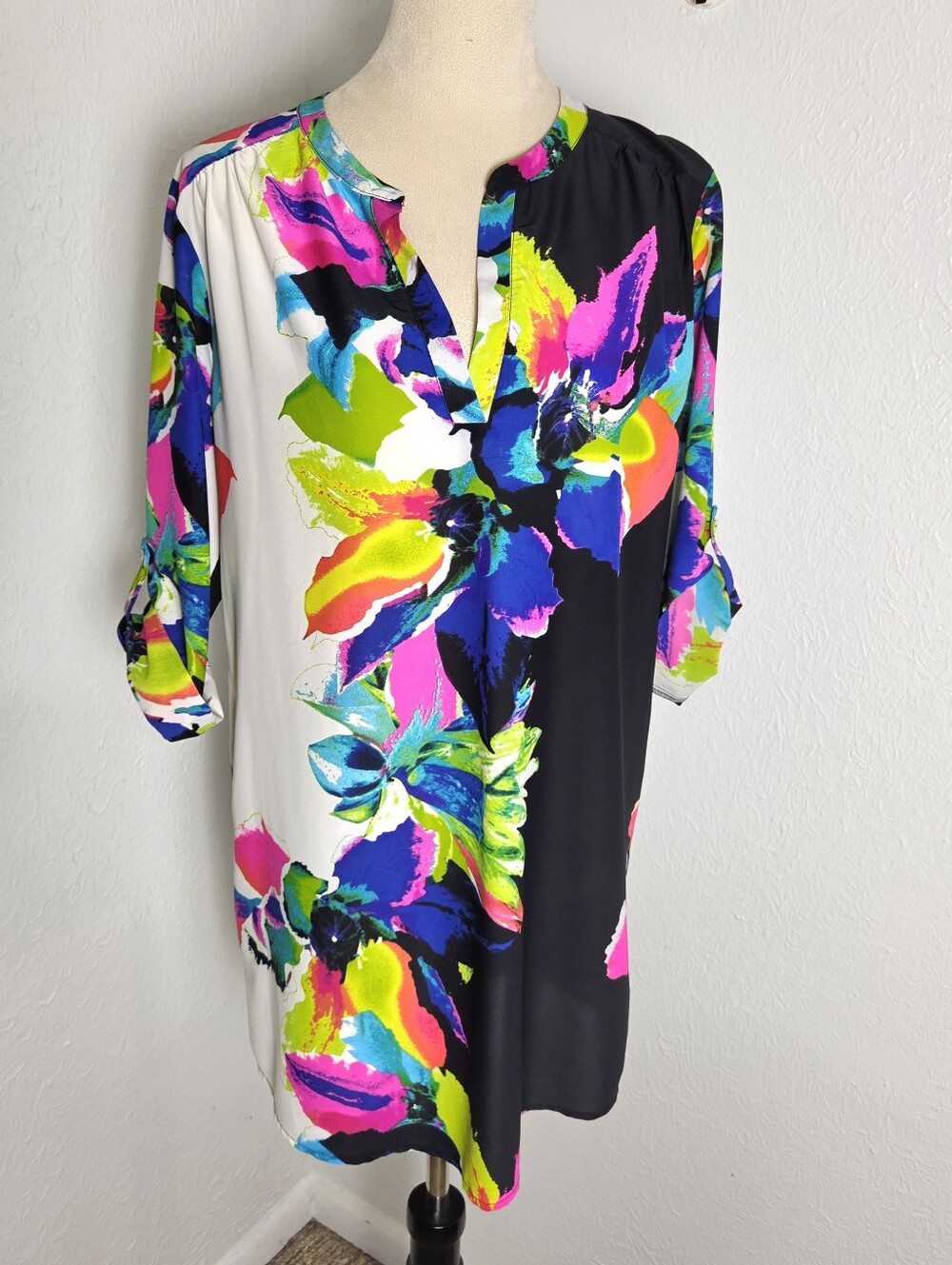 Joan Vass Multicolor Floral Split V-Neck Tunic with Roll-Tab Sleeves, Size Large - Picture 9 of 11